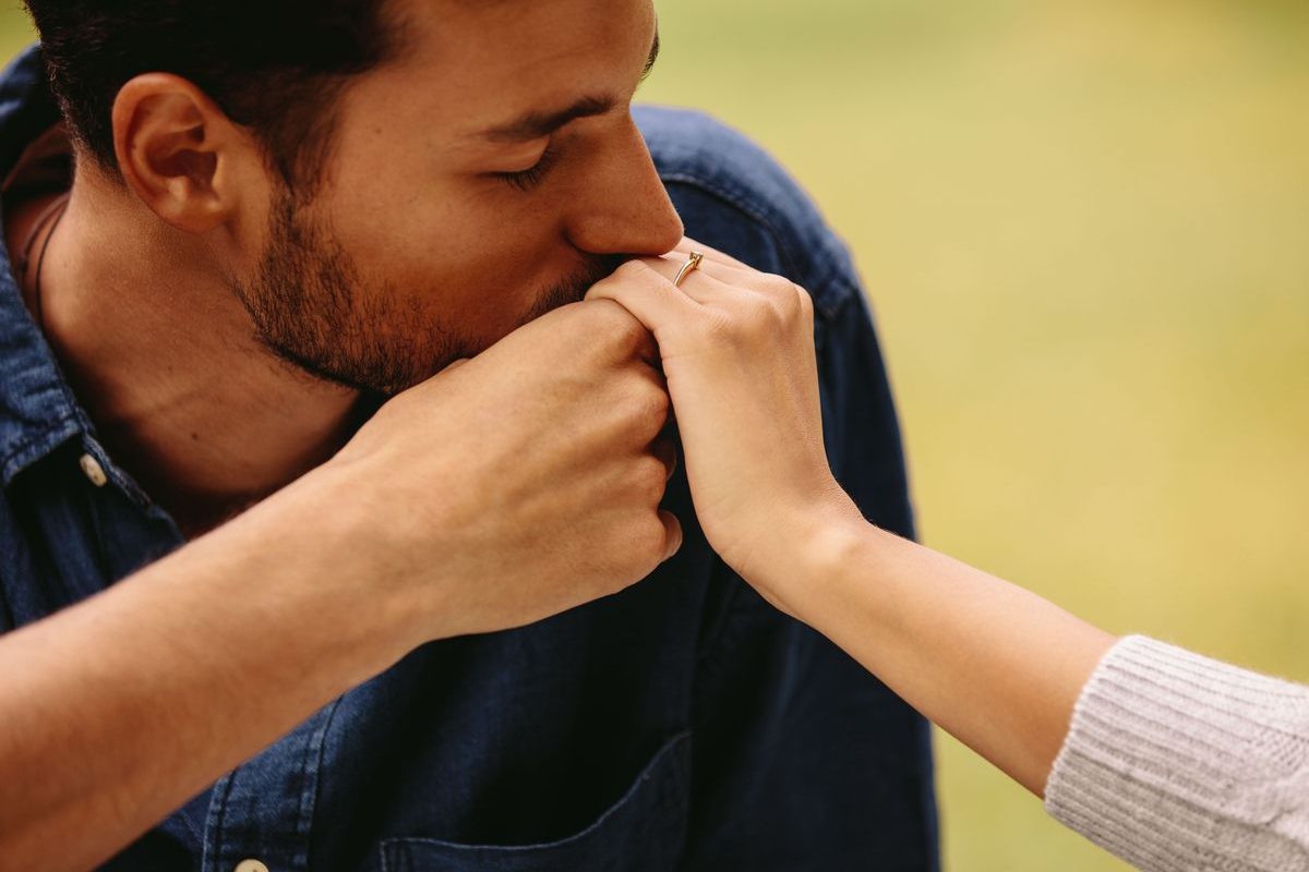 Sărutul mâinii, hărțuire? Instanța din Spania decide radical