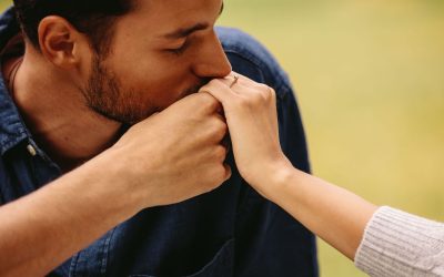 Sărutul mâinii, hărțuire? Instanța din Spania decide radical