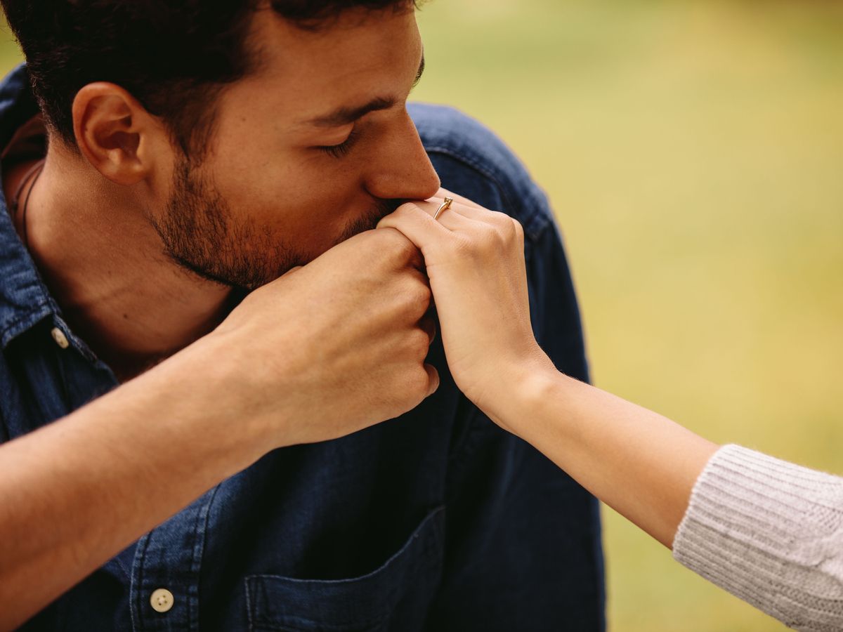 O instanță supremă din Spania a decis că un sărut pe mână, aplicat fără consimțământ, poate fi considerat agresiune sexuală, stabilind un precedent important în interpretarea legislației privind consimțământul