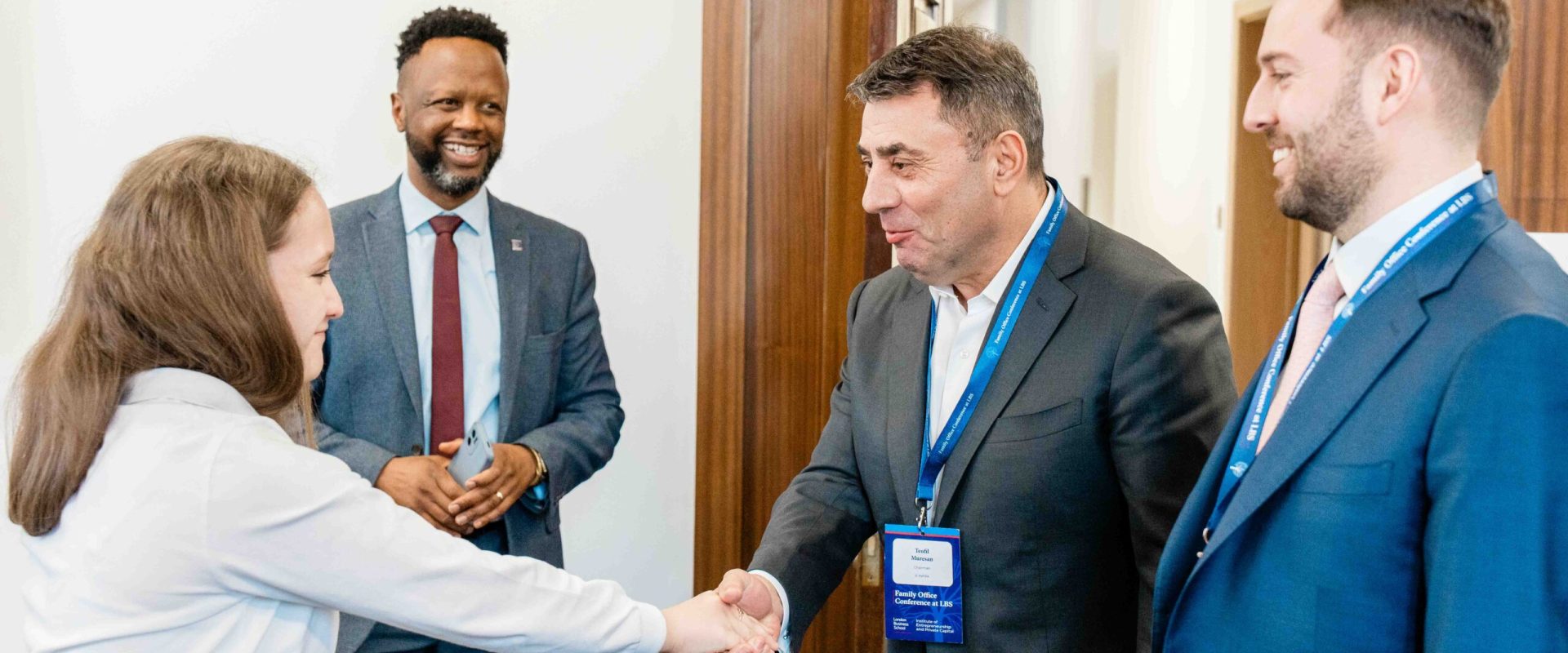 E-infra lansează burse de 500.000 euro pentru liderii români, cu london business school