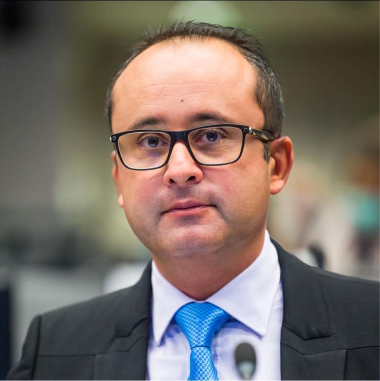 Scumpirea energiei la orele de vârf: România, pe muchie de cuțit, avertizează un secretar de stat