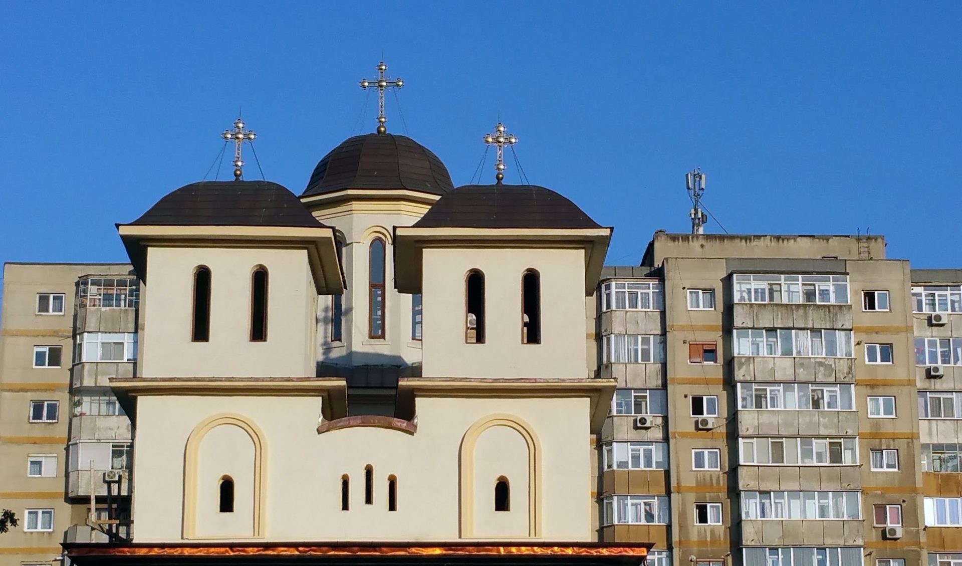 Chirii mai mari pentru locuințele de stat: Cât vor plăti românii Guvernul a aprobat majorarea chiriilor pentru locuințele de stat, măsură care va afecta sute de chiriași din țară