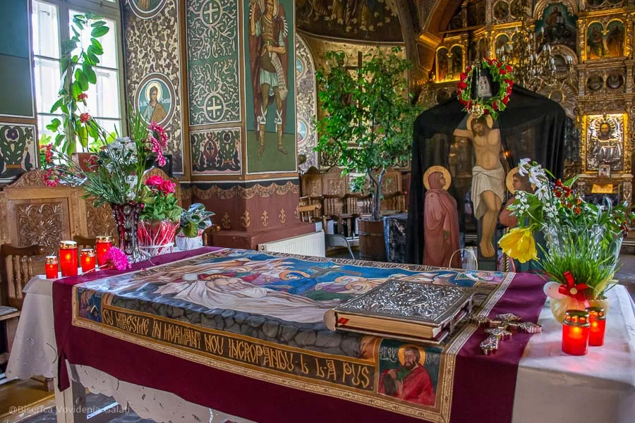 Misterul Vinerii Mari: De ce se trece pe sub masă în tradiția românească?