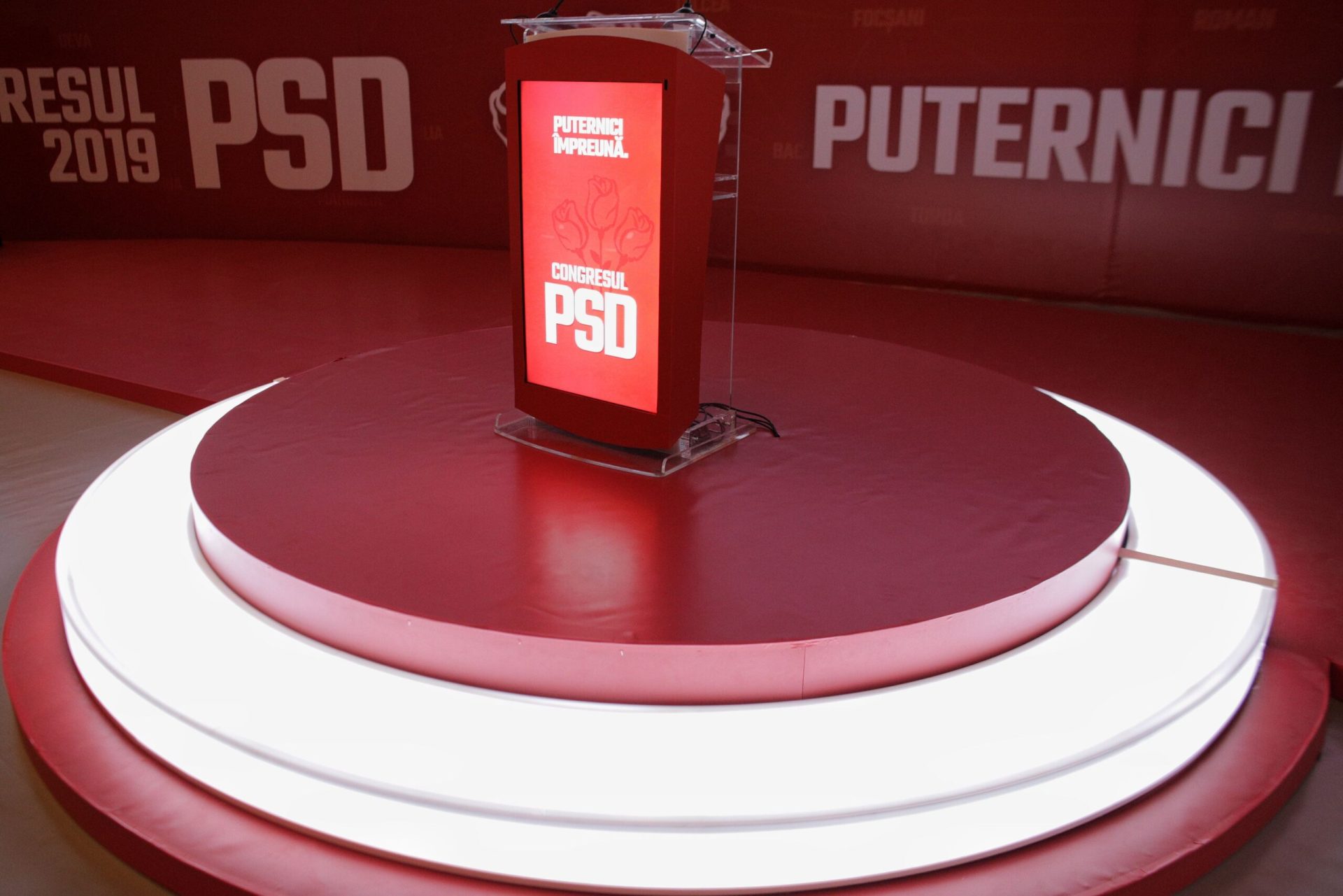 Vicepreședintele PNL, Alexandru Muraru, acuză PSD de intenția de a schimba guvernul pentru a anula reformele recente, considerând că astfel s-ar „arunca la gunoi” sacrificiile românilor