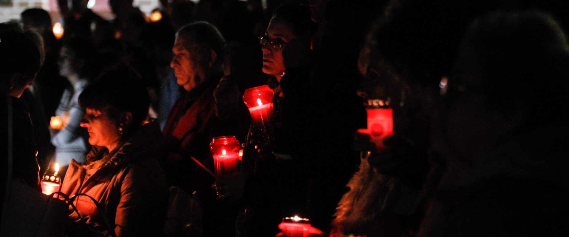 Câți români merg la slujba de Înviere? Sondaj după Paște