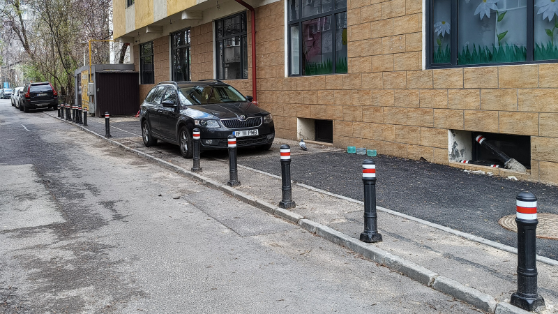 Locuri de parcare „rezervate” prin mutarea stâlpilor: indignare în mediul online O fotografie postată pe o platformă online a stârnit dezbateri aprinse în România