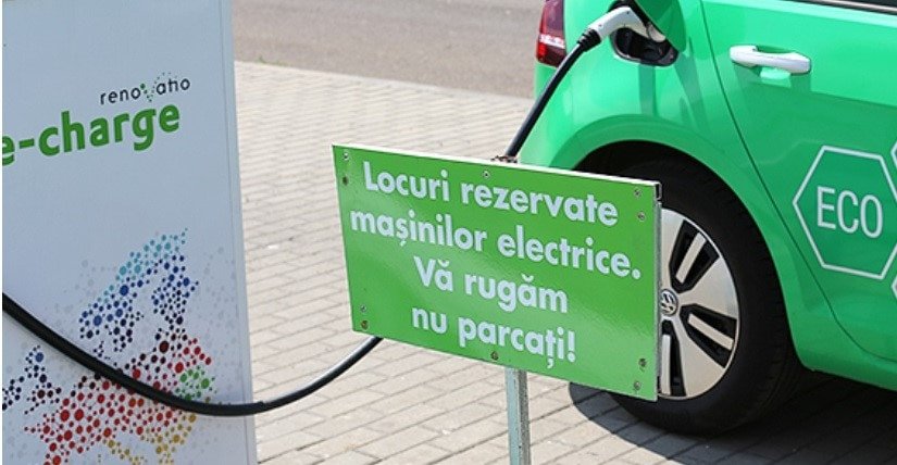 Proiect USR: Staționarea ilegală la stațiile de încărcare electrică va fi amendată Un proiect de modificare a Codului Rutier, inițiat de USR, vizează sancționarea șoferilor care parchează pe locurile destinate încărcării mașinilor electrice fără a fi conectați la stații