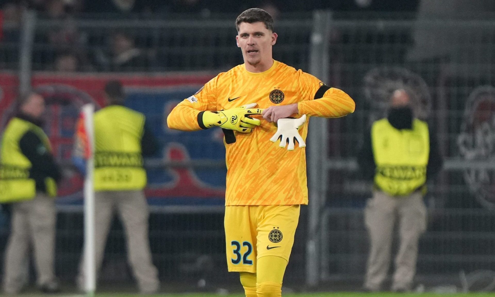 Târnovanu, la un pas de despărțirea de FCSB: Portarul își caută echipă după decizia clubului Ștefan Târnovanu, portarul echipei FCSB, pare să se afle la un pas de despărțire de club, după ce a aflat planurile conducerii pentru perioada de transferuri din vară