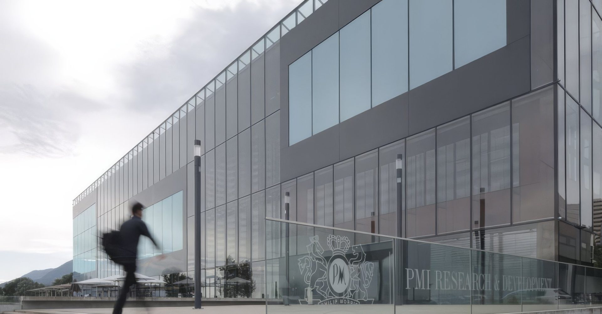 De la fabrica de tutun la centrul științific: transformarea unui sit elvețian În orașul elvețian Neuchâtel, un loc cu o istorie bogată în producția de tutun a fost transformat într-un centru de cercetare științifică de ultimă generație