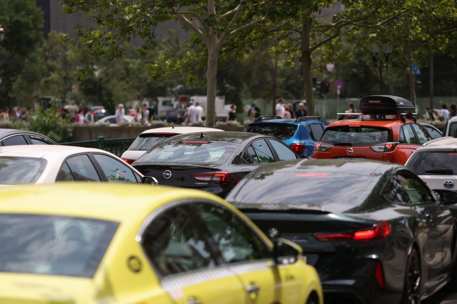 Românii, mai mulți cu CASCO în 2025, deși prețurile au explodat. Top 5 asigurări schimbat