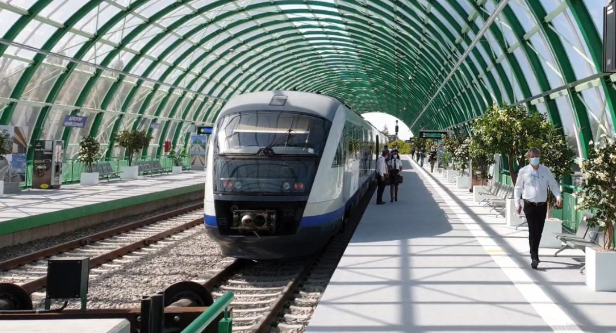 Tren spre Otopeni, ratat! Pasageri, puși să meargă pe jos din cauza unei erori