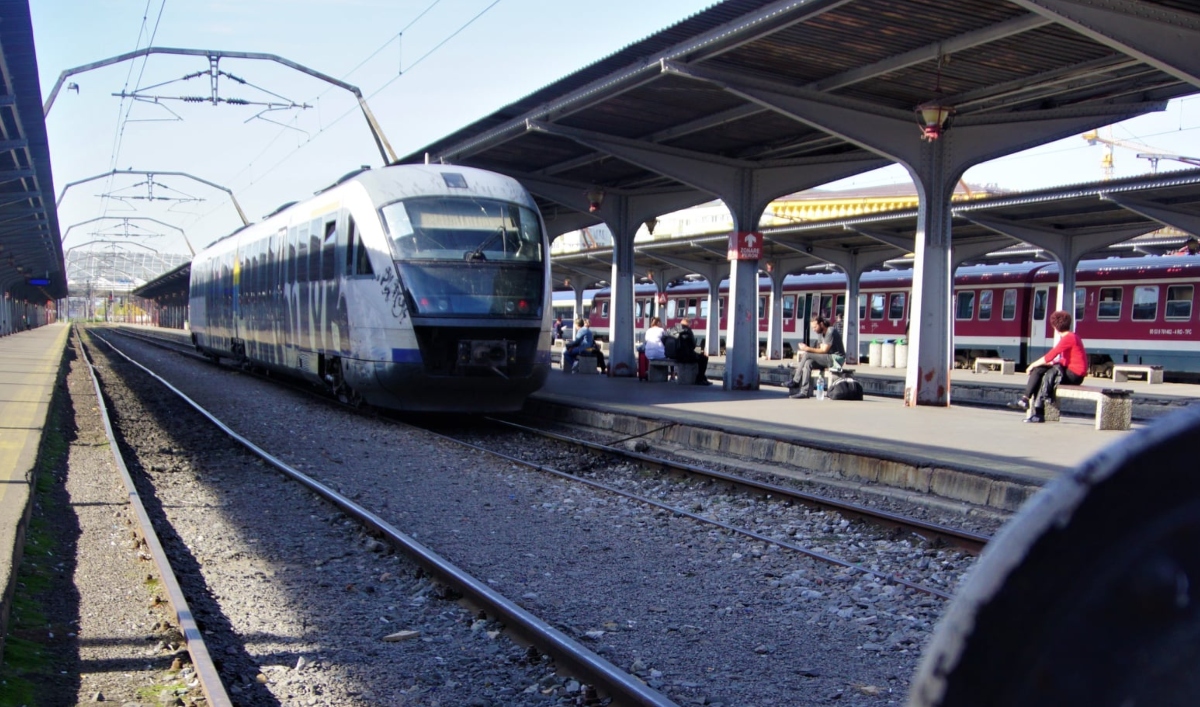 București: Haos pe șine. Trenurile blocate, după ce un copac a pus stop