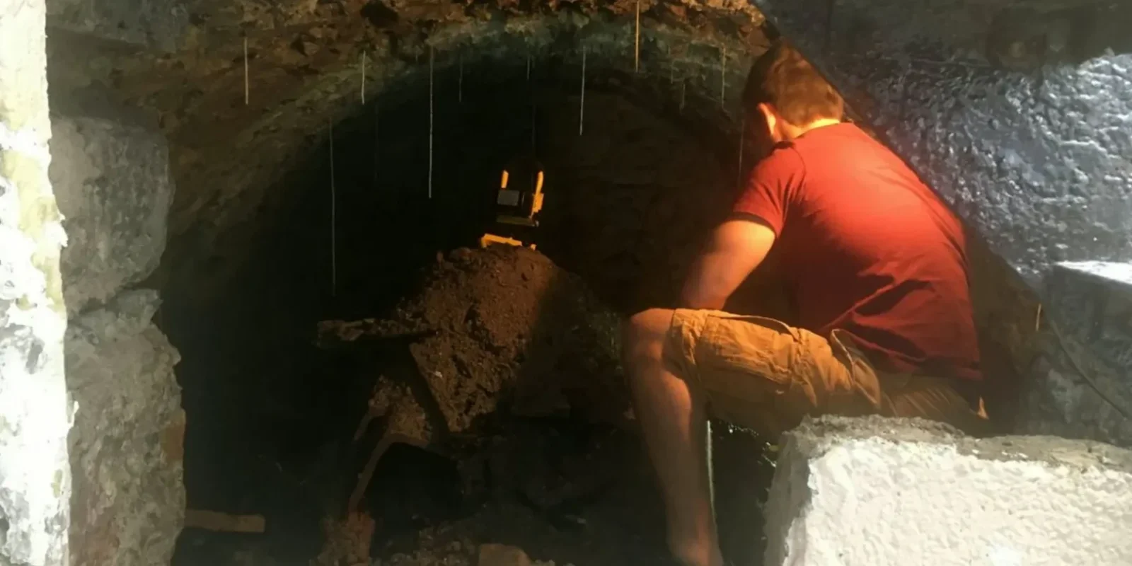 Bărbat din România, șocat de ce a găsit în timpul renovărilor: „Poarta spre 1900”