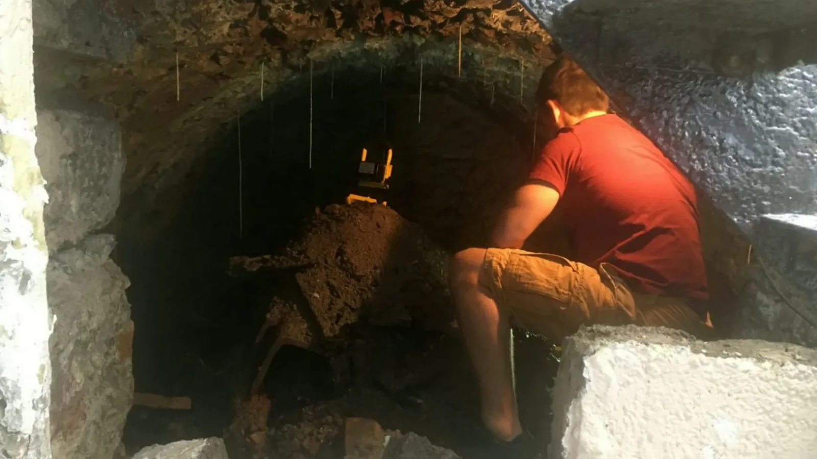 Bărbat din România, șocat de ce a găsit în timpul renovărilor: „Poarta spre 1900”