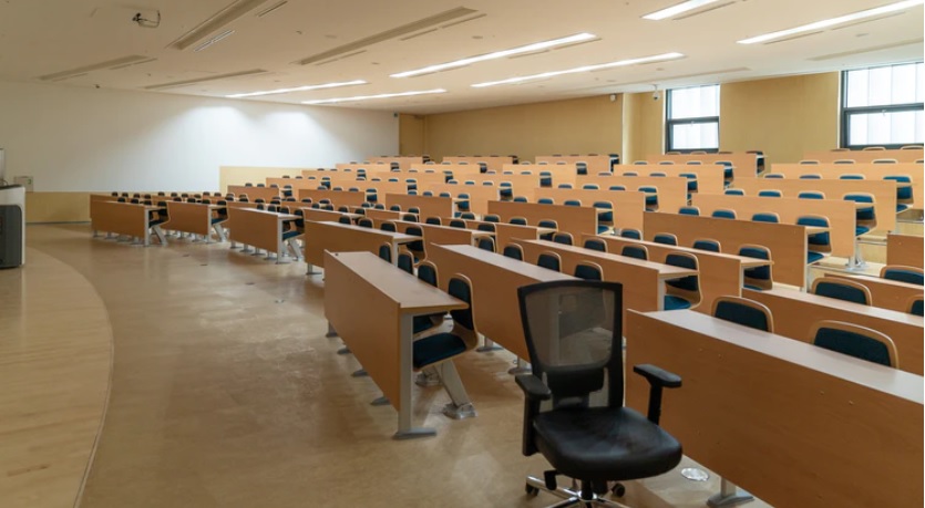 Români de peste 40 de ani, înapoi la facultate: Record la Universitatea București