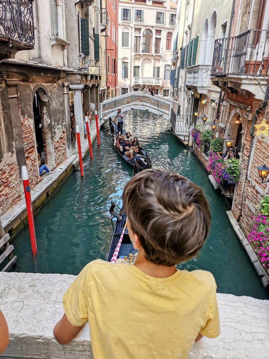 VENETIA reintroduce taxa de intrare pentru turiștii de o zi VENETIA a reintrodus vineri taxa de intrare de 10 euro pentru turiștii care vizitează timp de o zi orașul, transmite agenția DPA, preluată de Agerpres