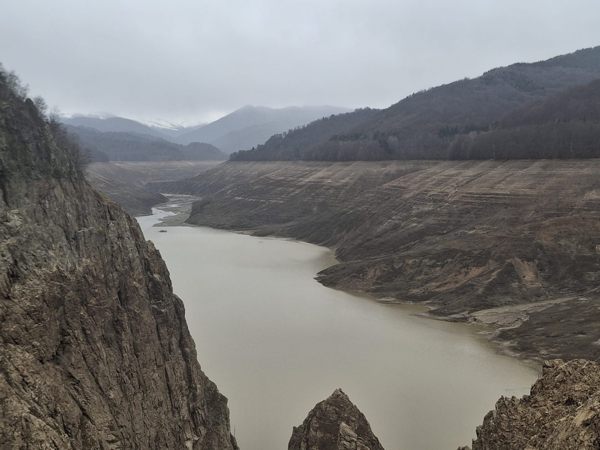 Reumplerea Lacului VIDRARU, Pe Drumul Cel Bun: Finalizarea Este Așteptată în Octombrie Bucurie pentru iubitorii de natură, dar și pentru economie