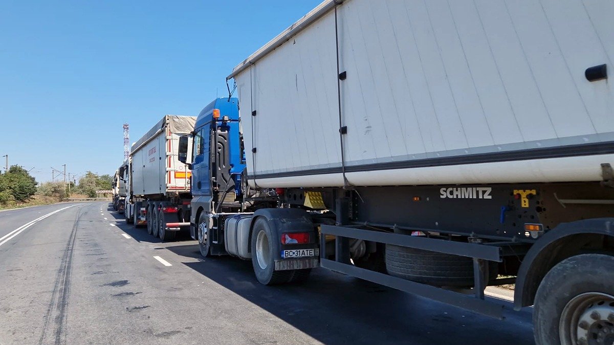 Transportatorii din Iași, afectați de scumpirea carburanților Transportatorii de mărfuri din Iași se confruntă cu dificultăți din cauza creșterii prețurilor la carburanți, care le-a majorat costurile operaționale cu aproximativ 10%