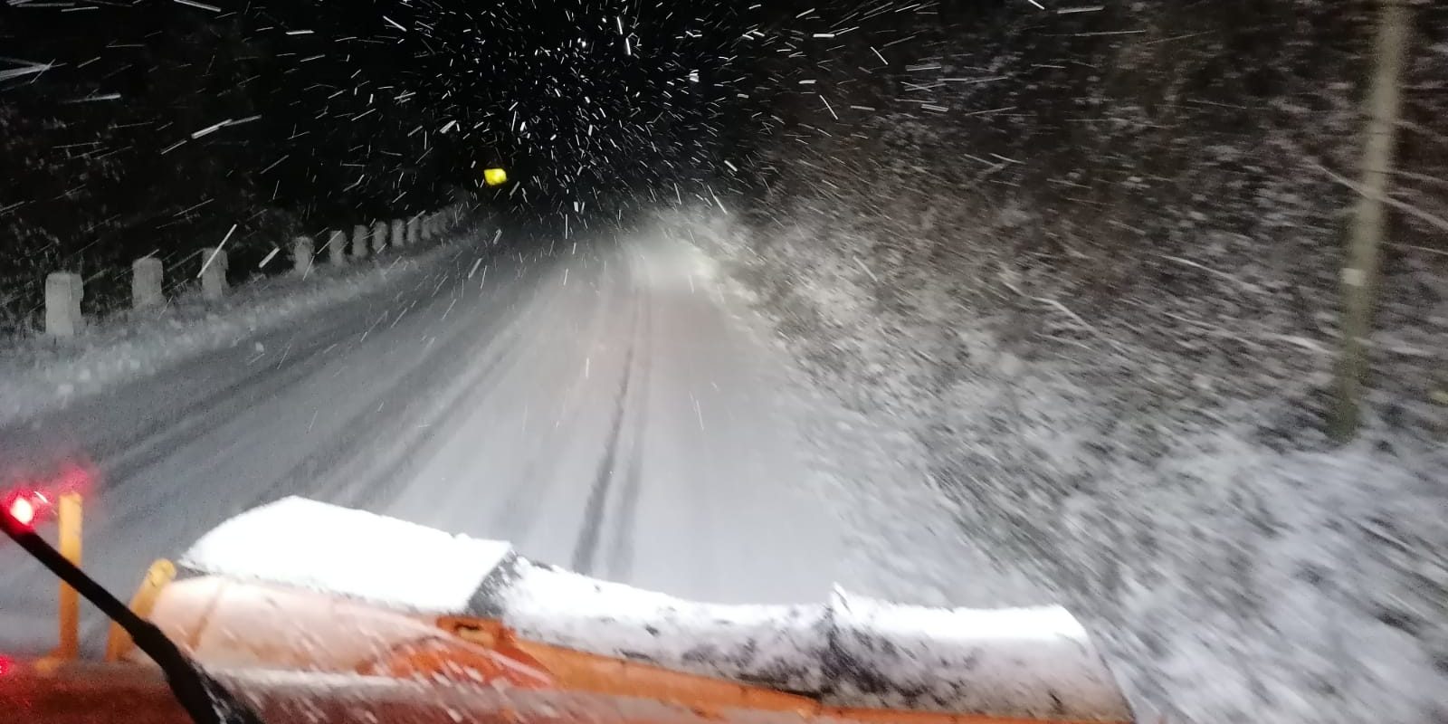 Zăpadă pe șoselele din Vâlcea: DN7A, blocat. Intervin utilajele