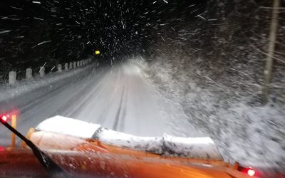 Zăpadă pe șoselele din Vâlcea: DN7A, blocat. Intervin utilajele