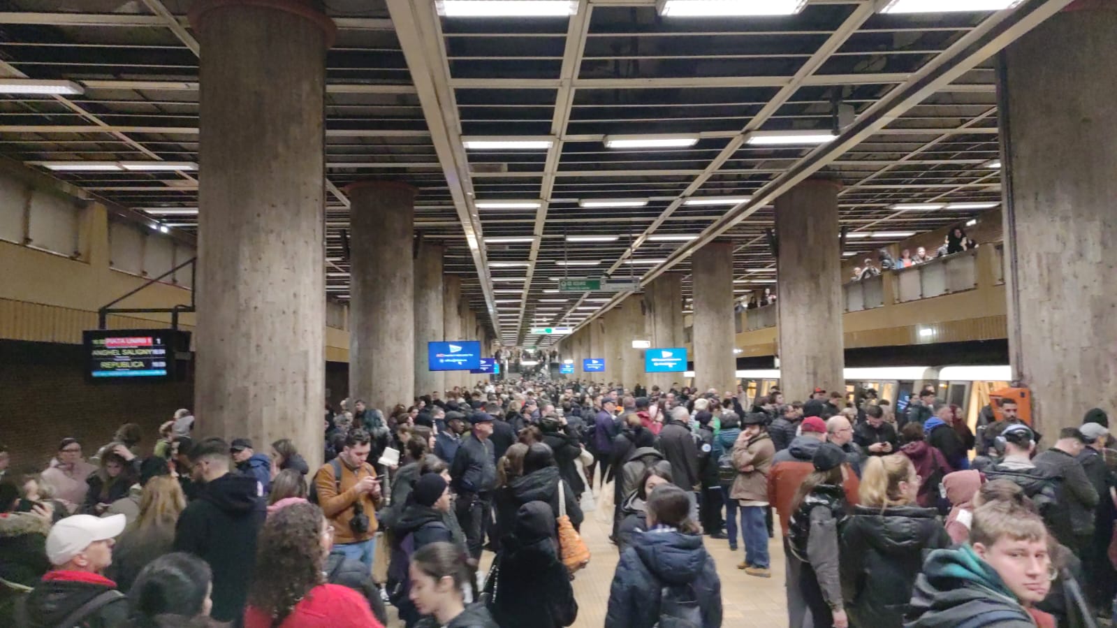 Panică la metrou: Circulația pe Magistrala 1, perturbată de o urgență medicală Circulația trenurilor de metrou a fost serios afectată joi după-amiază pe Magistrala 1, în urma unui incident medical care a avut loc în stația Piața Unirii 1