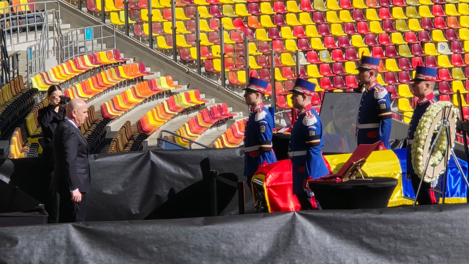 Un ultim omagiu pentru ”Il Luce”: Sicriul lui Mircea Lucescu, depus la Arena Națională Sicriul legendarului antrenor Mircea Lucescu este depus joi la Arena Națională din București, oferind posibilitatea ca oamenii să-i aducă un ultim omagiu