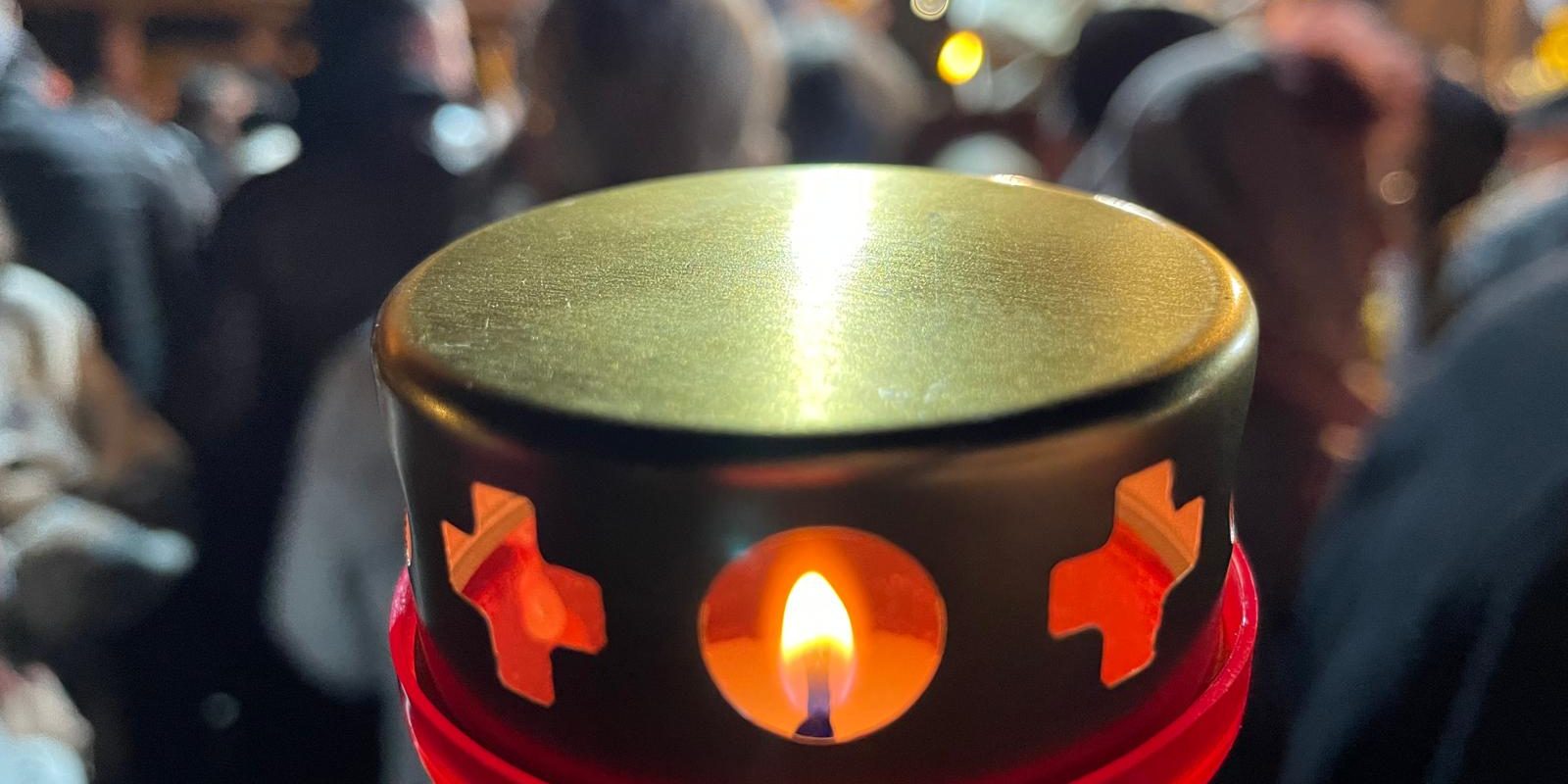 Slujbă și drujbă: Învierea la umbra copacilor uciși din parc