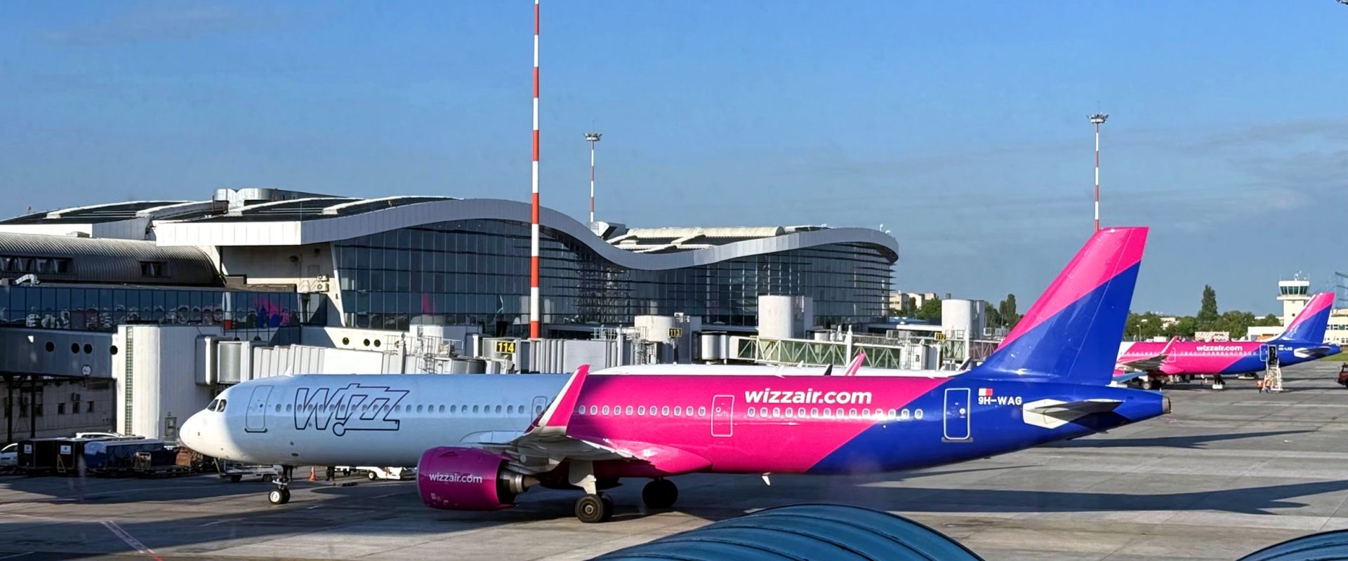 Wizz Air introduce un sistem de comandă a produselor la bord prin Bluetooth Compania aeriană low-cost Wizz Air revoluționează experiența la bord prin implementarea unui sistem de comandă a produselor prin Bluetooth, ocolind astfel necesitatea unei conexiuni Wi-Fi sau a datelor mobile