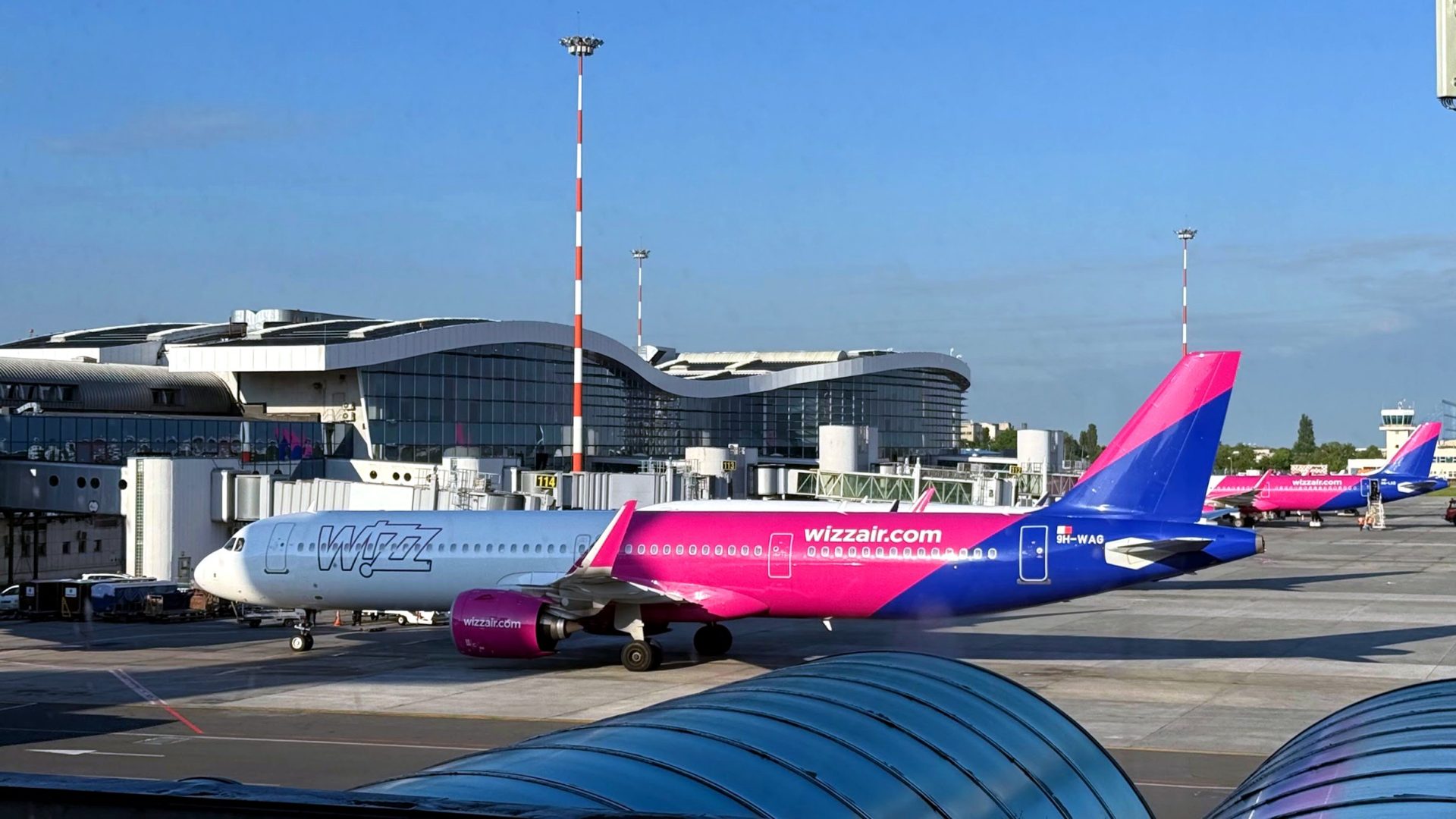 Wizz Air introduce un sistem de comandă a produselor la bord prin Bluetooth Compania aeriană low-cost Wizz Air revoluționează experiența la bord prin implementarea unui sistem de comandă a produselor prin Bluetooth, ocolind astfel necesitatea unei conexiuni Wi-Fi sau a datelor mobile