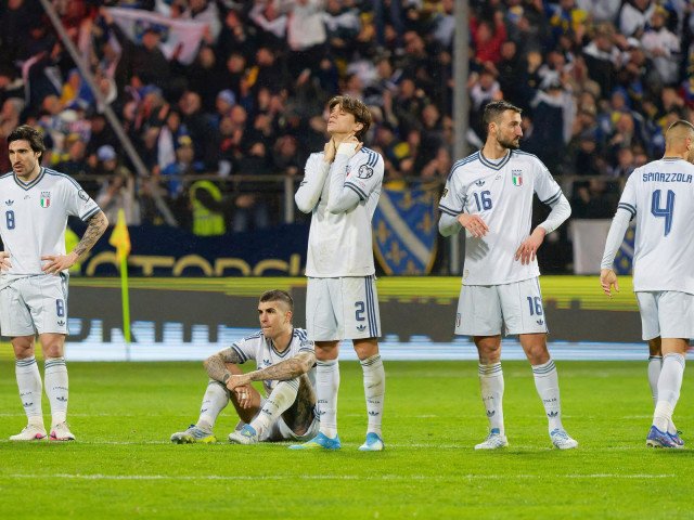 Italia, din nou acasă: Memele care au inundat internetul după o nouă ratare a Mondialului Echipa națională de fotbal a Italiei a ratat calificarea la Cupa Mondială pentru a treia oară consecutiv, stârnind un val de reacții pe internet