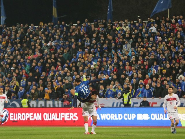 Scandal uriaș în fotbalul kosovar după înfrângerea cu Turcia Un scandal de proporții a zguduit fotbalul din Kosovo, după ce selecționerul echipei naționale, în direct la o emisiune televizată, a fost acuzat că ar fi vândut meciul de baraj cu Turcia