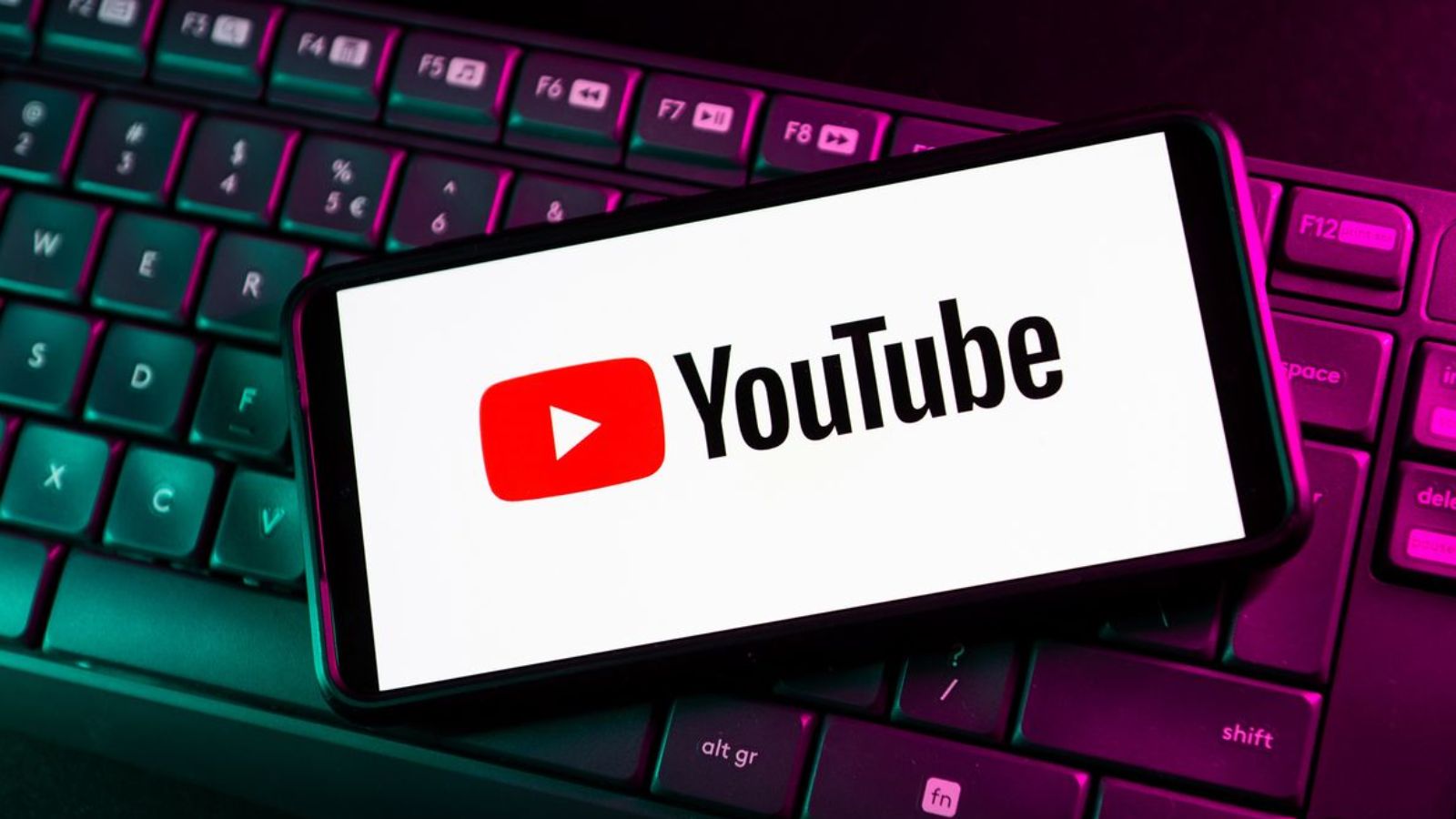 YouTube, platforma care a revoluționat modul în care consumăm informații și divertisment, a împlinit recent aproape două decenii de existență