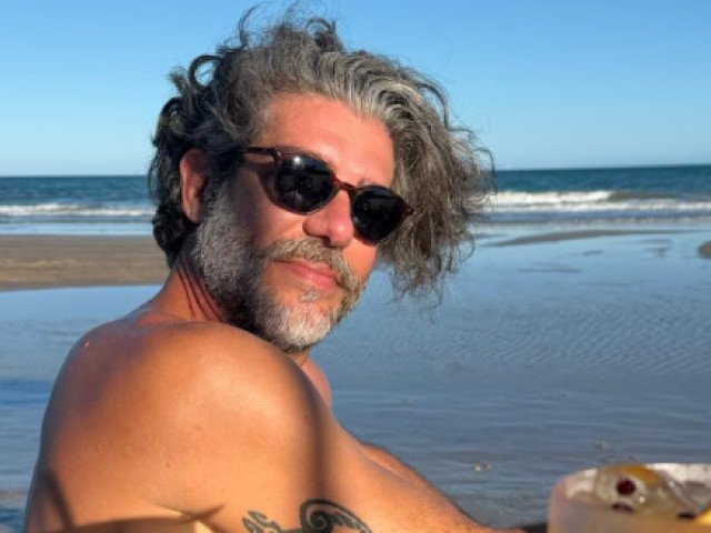 FOTO: A demisionat, apoi a dispărut. Cum arată la 51 de ani, după ce slujba l-a „epuizat”