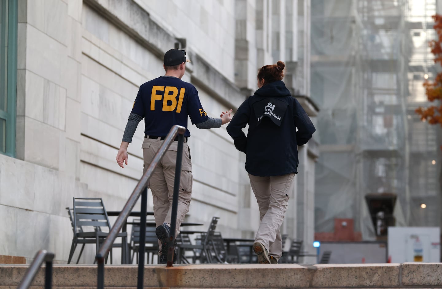 FBI și Departamentul de Justiție au dezvăluit o operațiune amplă de neutralizare a hackerilor ruși O echipă de hackeri ruși, suspectată că ar fi legată de guvernul de la Moscova, a fost ținta unei operațiuni coordonate de Biroul Federal de Investigații (FBI) din Boston și Departamentul de Justiție