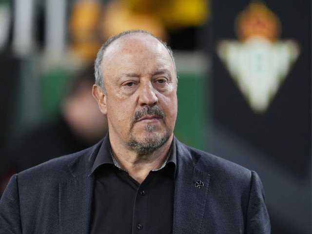 Egalul cu PAOK și mesajul lui Benitez pentru familia Lucescu După remiza de ieri seară dintre echipa sa și PAOK Salonic, antrenorul principal al clubului spaniol, Rafa BENITEZ, a transmis un mesaj clar familiei Lucescu