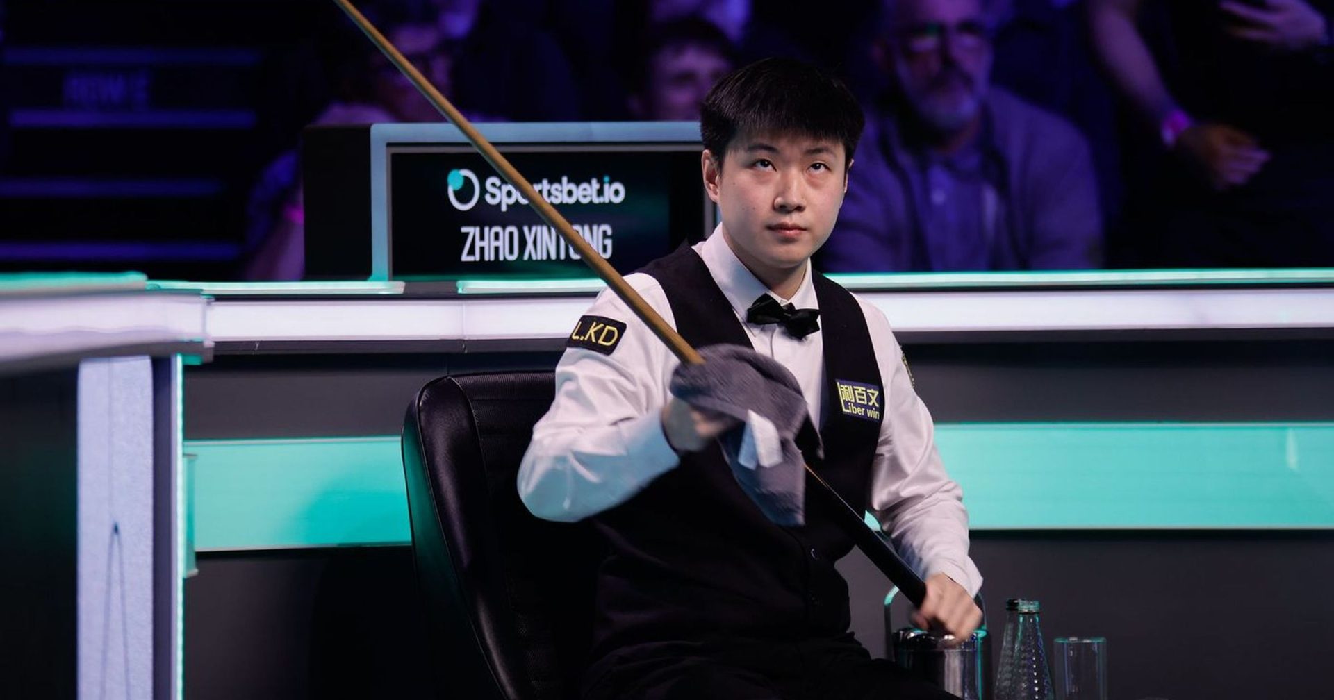 Zhao Xintong, la un pas de istorie în snooker: finala Tour Championship cu Judd Trump București, România – Chinezul Zhao Xintong a reușit o performanță uluitoare în semifinalele Tour Championship, zdrobindu-l pe John Higgins cu un categoric 10-1