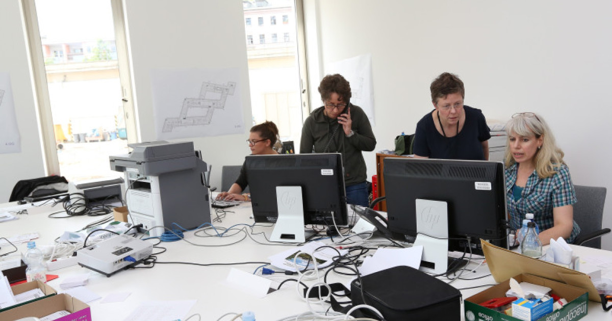 Meta spionează angajații: Urmărește click-uri și taste pentru AI