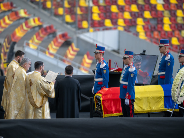 A îngenuncheat pentru MIRCEA Lucescu: Imaginea care a șocat o țară întreagă