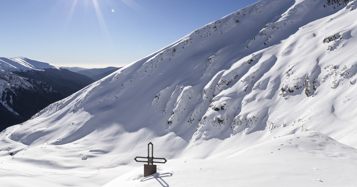 Avalanșe: Pericol maxim în Făgăraș și Bucegi, strat de zăpadă de 2 metri la Omu