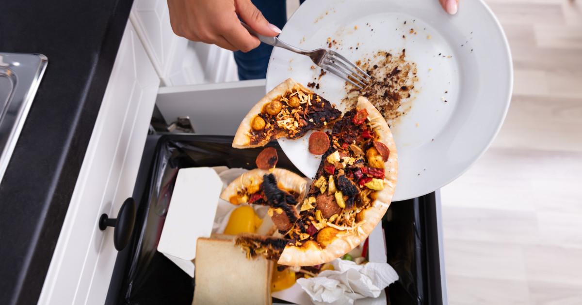 România, campioană la risipă: 3,4 milioane de tone de mâncare ajung la gunoi! Impact devastator