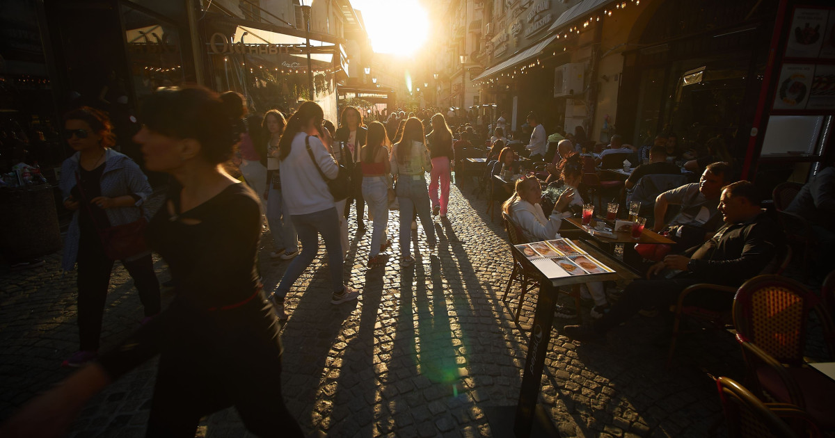 Românii, sacrificați de scumpiri: Ce își permit mai greu și cu ce se confruntă