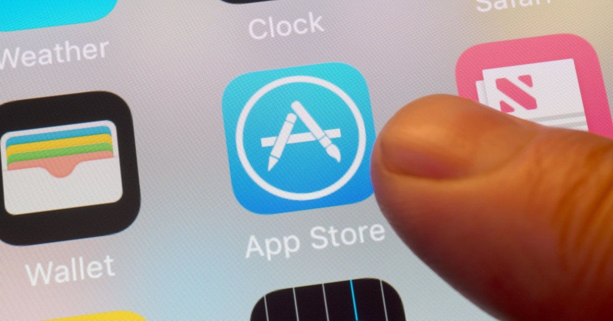 Aplicații AI „scandaloase”: Gigantii tech, prinși cu ochii „dincolo de haine” pe magazine