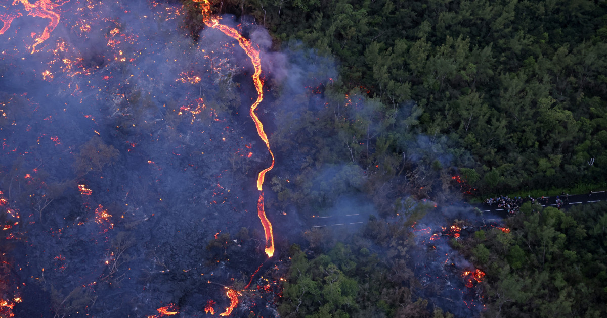 Lava vulcanică din REUNION se revarsă în ocean: IMAGINI spectaculoase