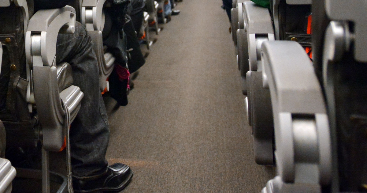 Scandal la Craiova: Pasager dat jos dintr-un avion spre Madrid, după injurii la echipaj