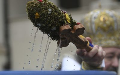 Agheasmă în Vinerea Luminată: Preoții explică ce și cum la Izvorul Tămăduirii