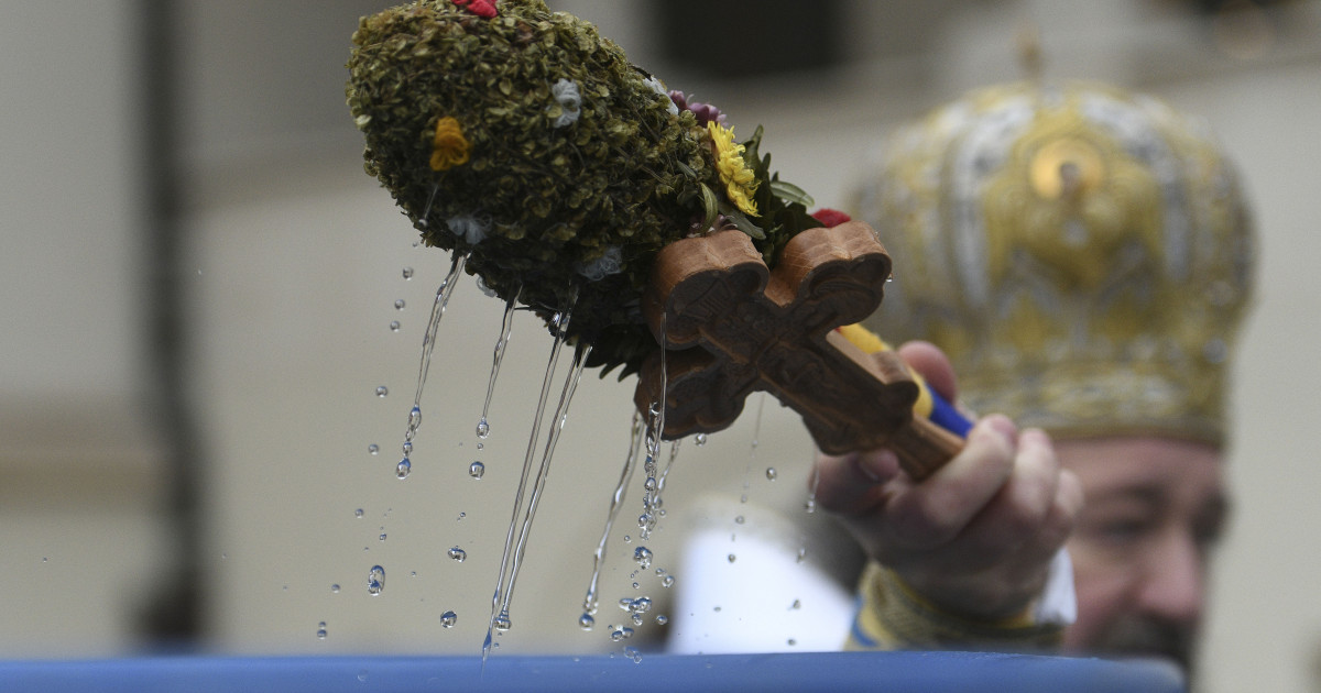 Agheasmă în Vinerea Luminată: Preoții explică ce și cum la Izvorul Tămăduirii