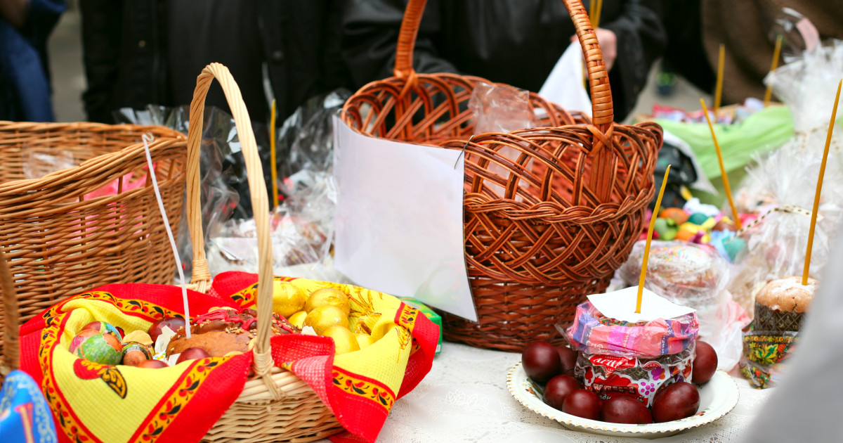 Ce alimente nu lipsesc de Paște: De la pachetele de pomană la masa de Înviere