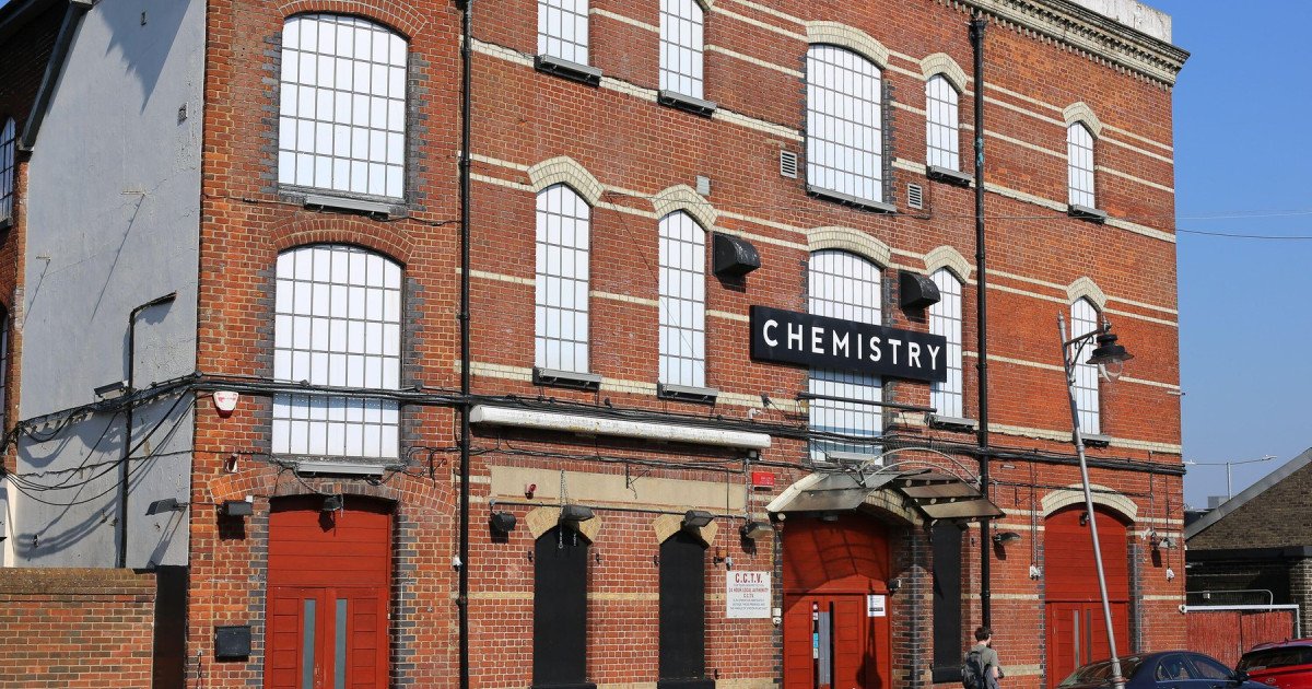 O explozie de cazuri de meningită conectate la un club de noapte din regiunea british KENT a generat o alertă de sănătate publică la nivel național în Marea Britanie, cu autoritățile confruntându-se cu o criză medicală complexă