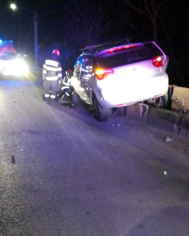 Accident grav în Bistrița-Năsăud: Trei bărbați, la spital după ce au intrat într-un podeț pe DN 17