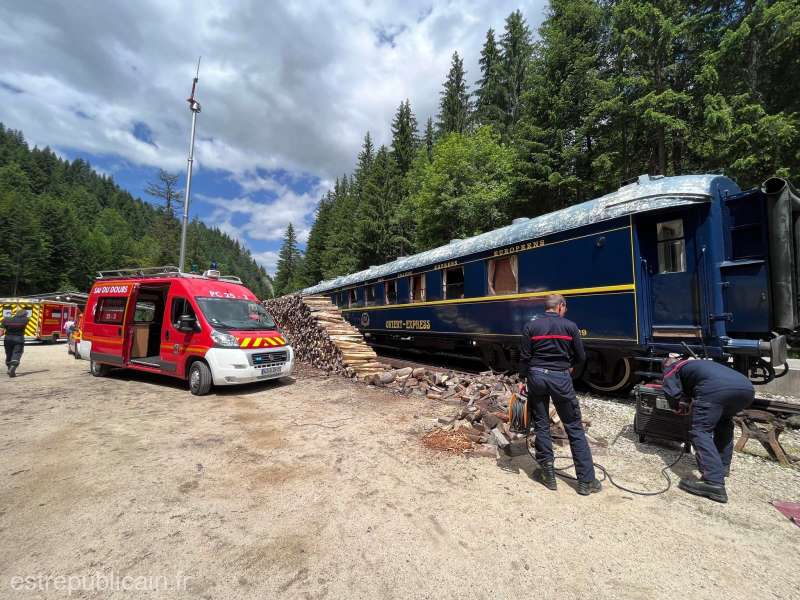 Un mecanic de tren a murit și 27 de persoane au fost rănite într-o coliziune între un tren de mare viteză și un camion în nordul Franței Un accident grav de tren a avut loc marți dimineață în nordul Franței, soldându-se cu decesul mecanicului trenului de mare viteză TGV și rănirea a 27 de persoane